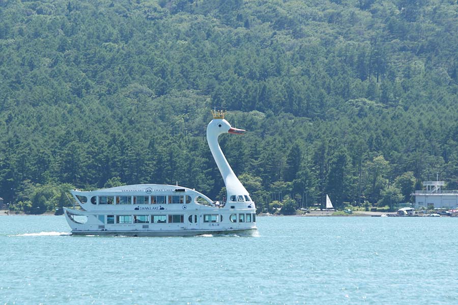 山中湖の遊覧船　白鳥の湖号