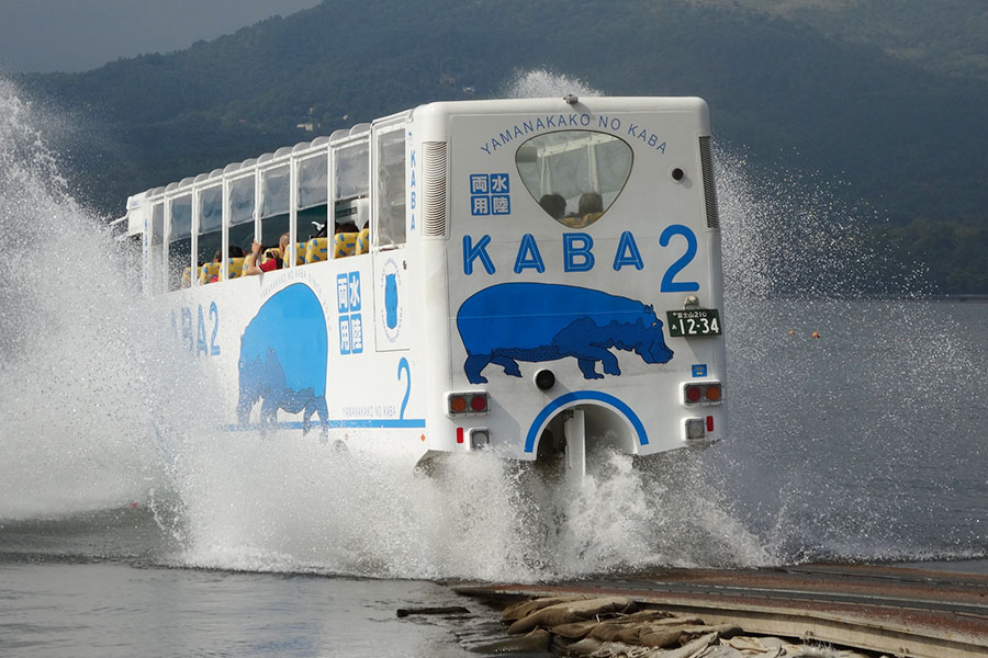 山中湖を水陸両用バスで観光「KABA」